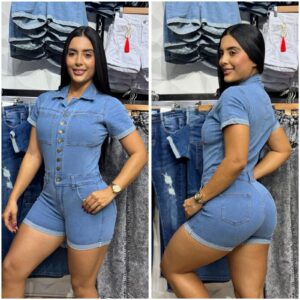 Enterizo en short con manga de botones, tela strech azul claro